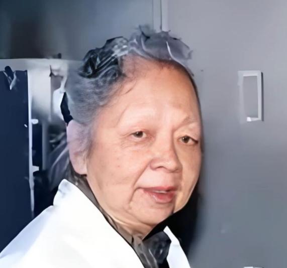 1957年，美国海关私吞了中国女人行李箱里面的6800美金，她却开心地笑了。谁也