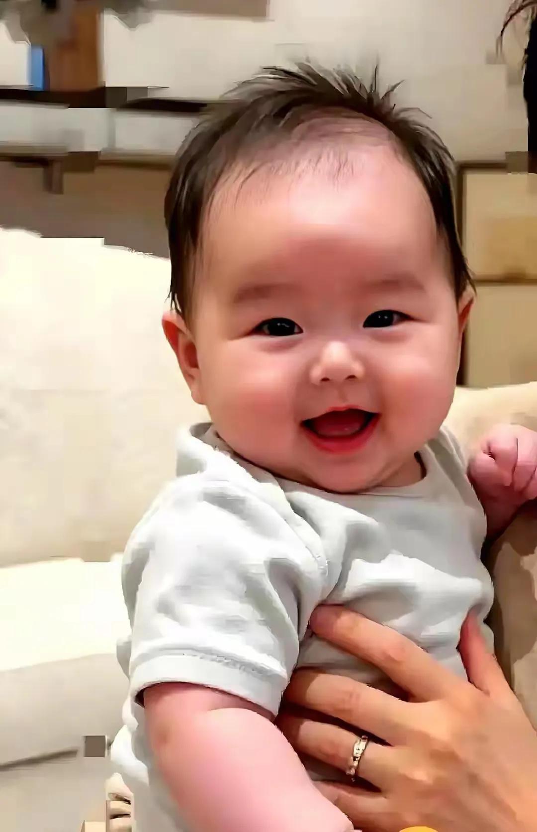 五个月大的小汪宝，平时是个高冷范儿十足的小家伙。家里大人轮番上阵逗他，小家伙硬是