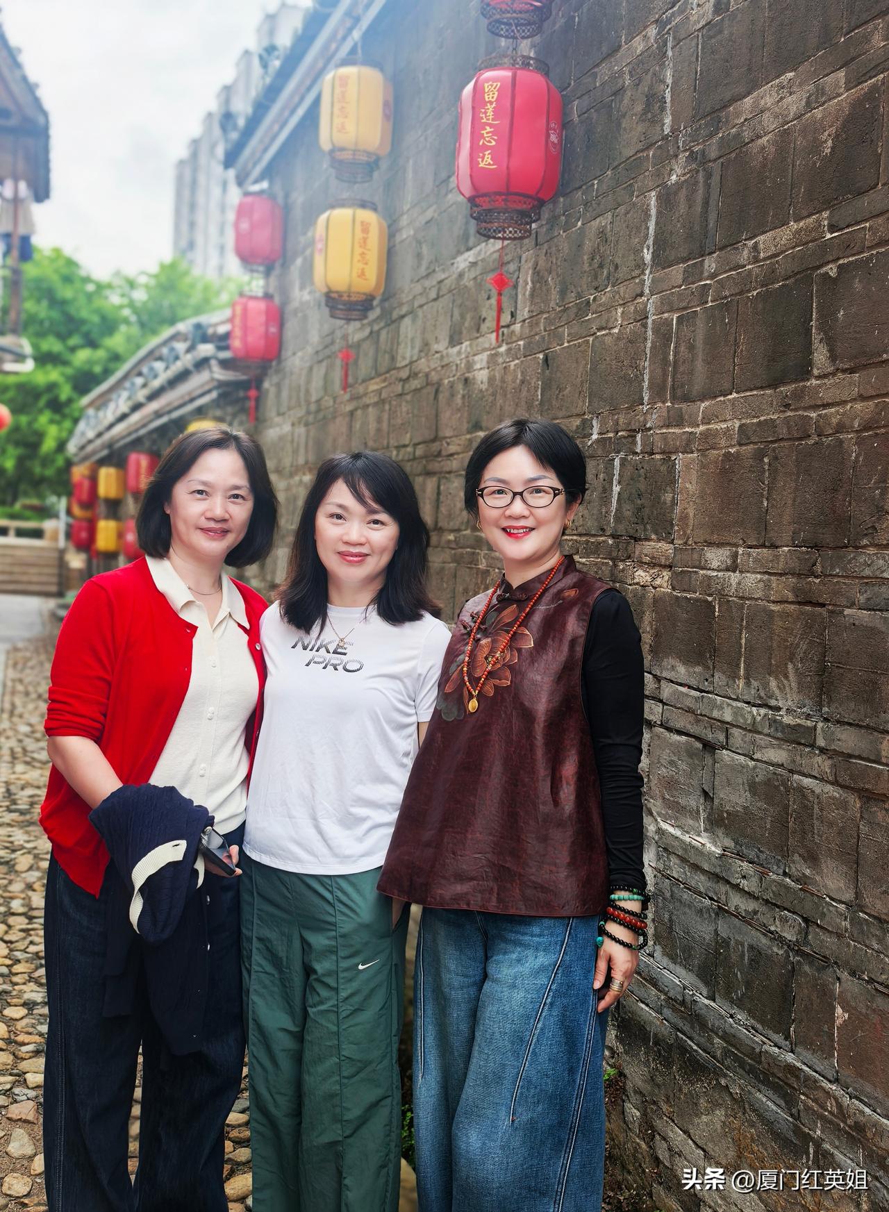 妹妹漂洋过海回国
姐妹仨一路风尘
归故里
故乡重游
三影相依
岁岁常欢喜