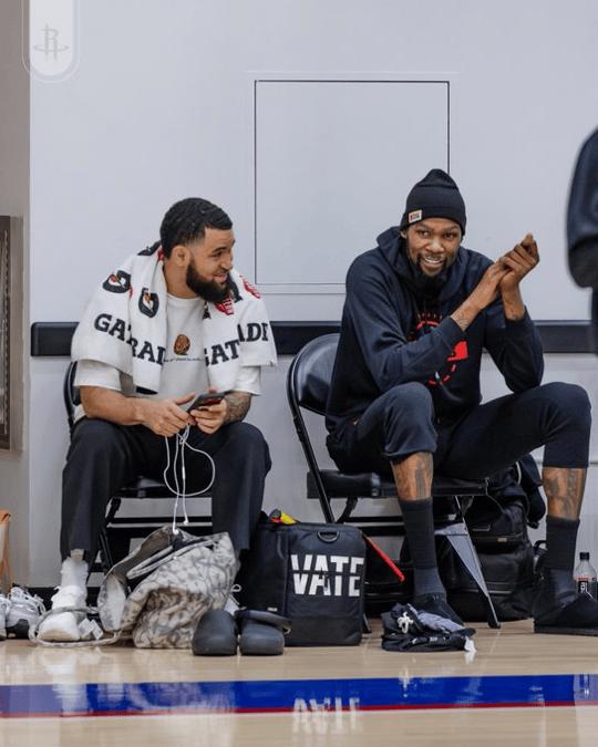 老美的媒体露天看台体育，报道说杜兰特因为右膝挫伤出战成疑

但熟悉这个剧情的朋友