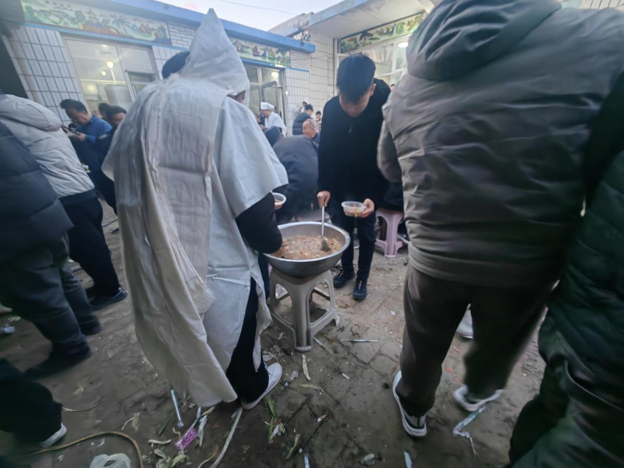 如果有条件，农村老人要尽量为自己的后半辈子留点后路。
我们村有一对老俩口，都70