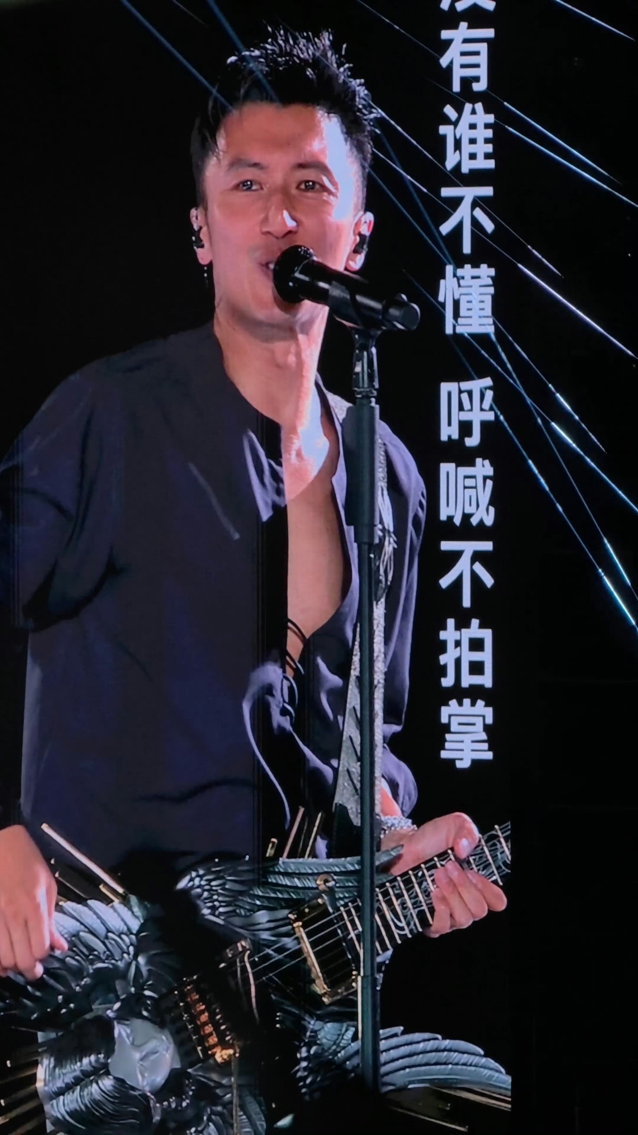 谢霆锋深V开到腰了谢霆锋演唱会纳入西安必吃榜 嘶哈谢霆锋的深V舞台！这身材管理和