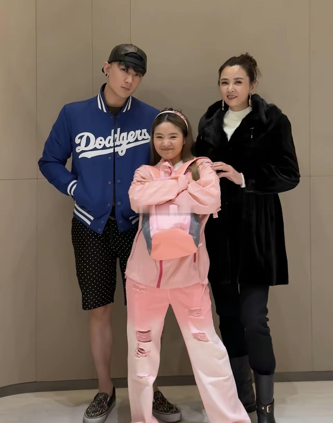 近期，晋妈又有一个干女儿已一起住，并代替优优在面馆工作，优优搬出去住 ​​​