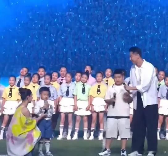 王雷李小萌带两个儿子登台表演，9岁大儿子不停眨眼睛引发不少网友关注，其中有网友就