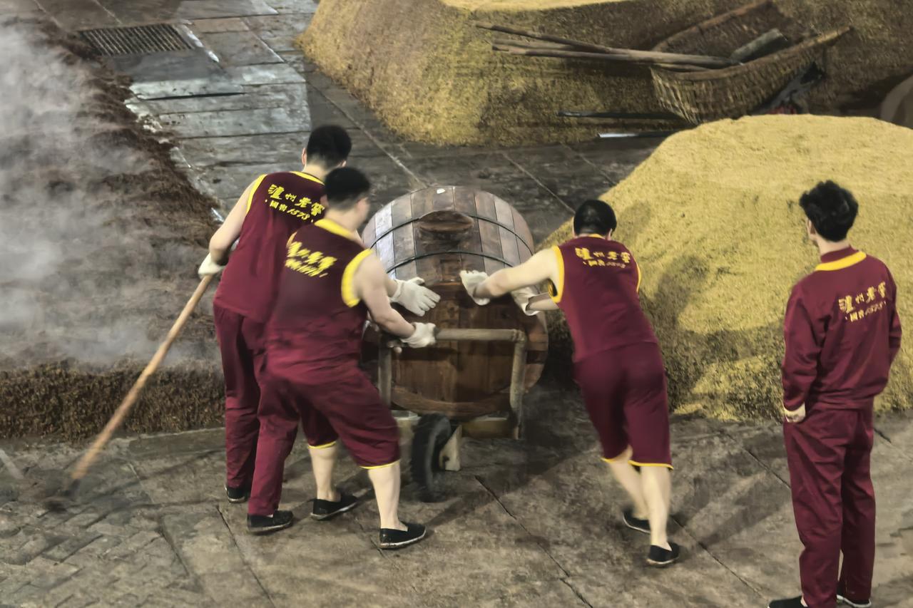 1573的烟火与匠心，泸州老窖千年酿酒魂｜蒸汽漫过明代的青砖，酒香浸润百年的窖池