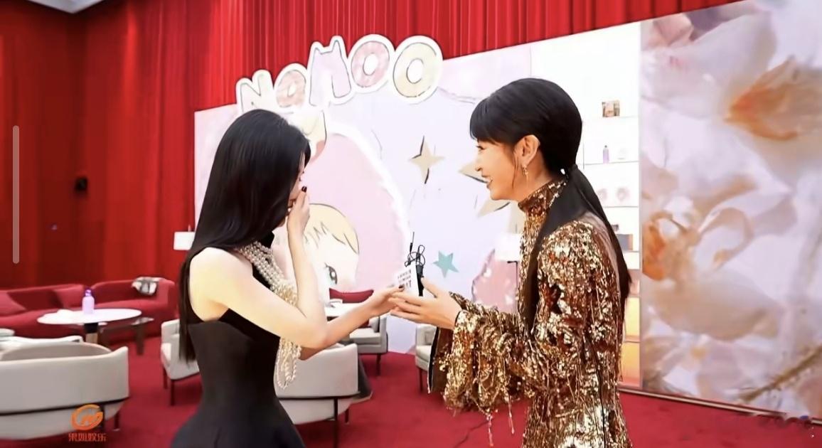 鞠婧祎田曦薇牵手灵动甜妹与温婉美人的双向奔赴！鞠婧祎田曦薇牵手互动自然又治愈，从