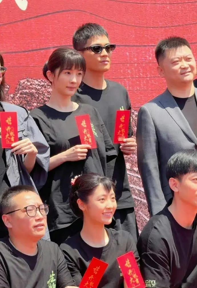 To幂粉，我勒个水灵灵钱多多合照回旋镖啊 ​​​