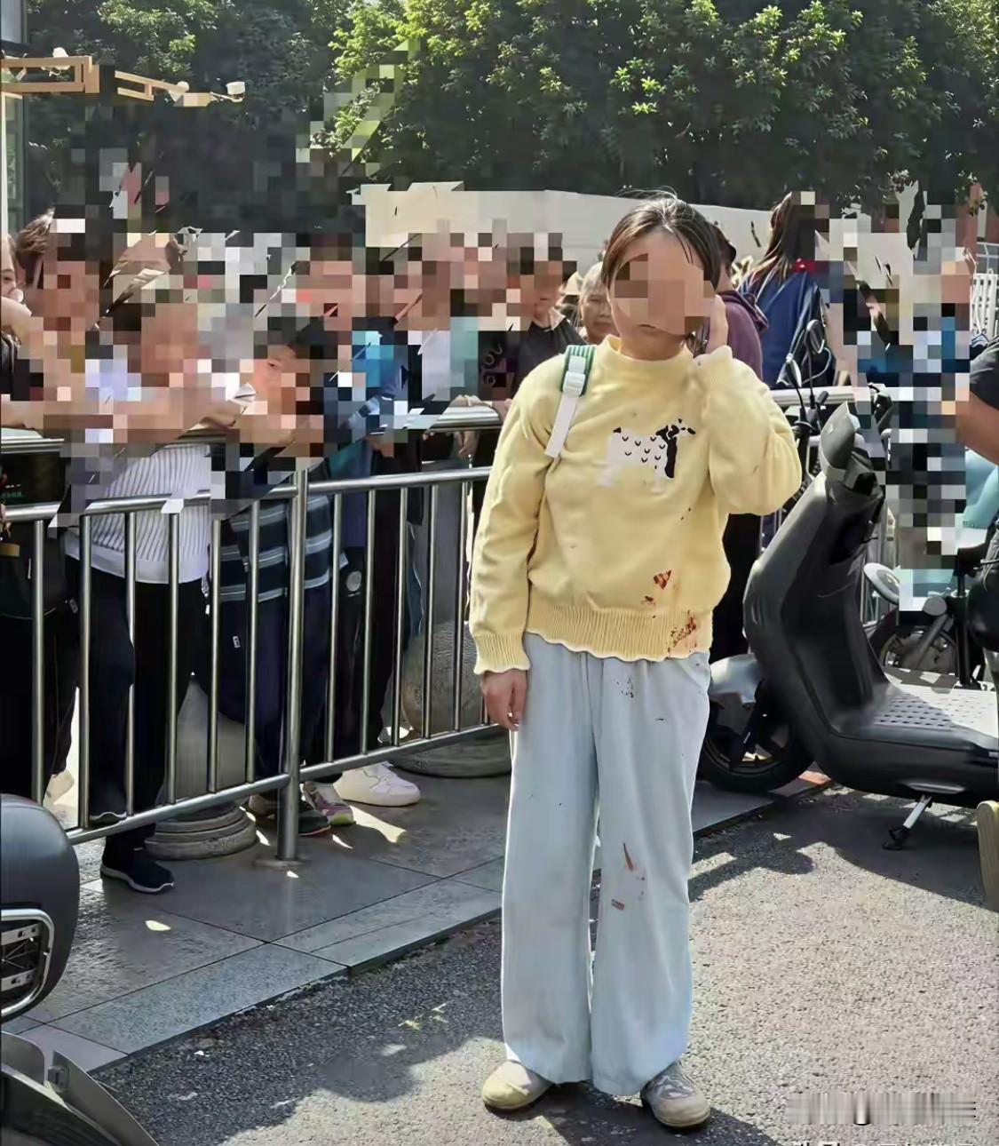 成都这位宝妈彻底摊上事儿了。本来是多么小的一件事情，非要动手打别人，现在安逸了，