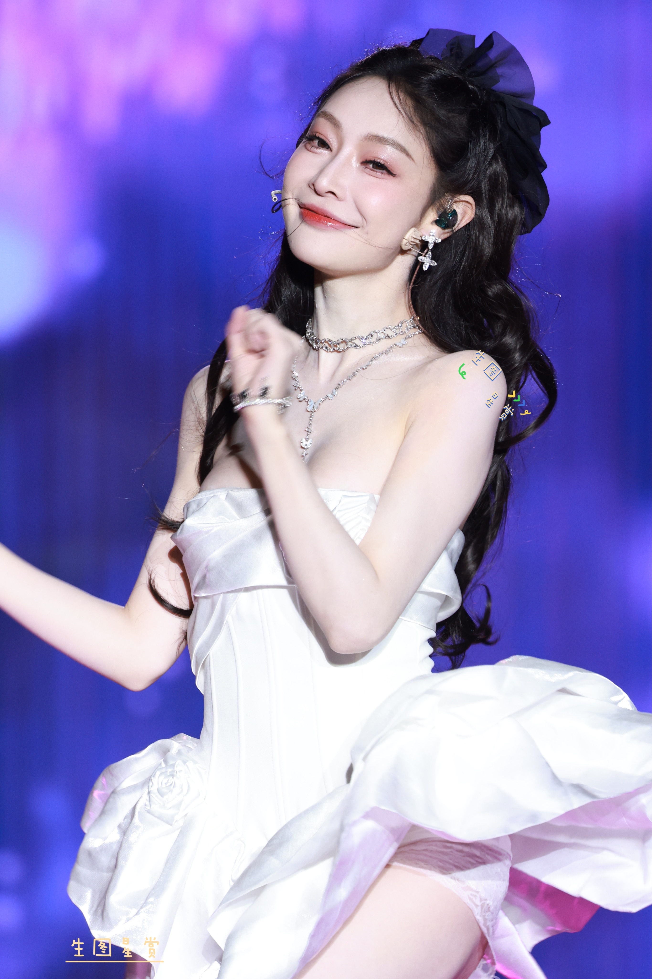 以沫香港演唱会拍了拍图，舞台上的白色精灵仙子🤍💃🏻🎼 ​​​