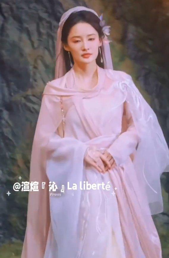 李沁咸鱼飞升神女造型李沁妙烟的白纱路透太惊艳了，《咸鱼飞升》这剧有望成为仙侠剧新