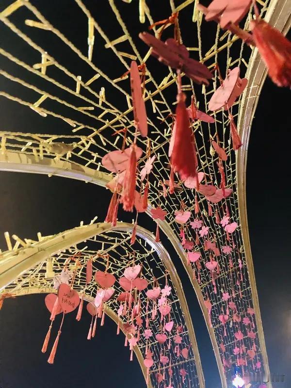 今年春天最想实现的心愿 今年春天，我最想实现的心愿就是去一趟江南古镇。想象一下，