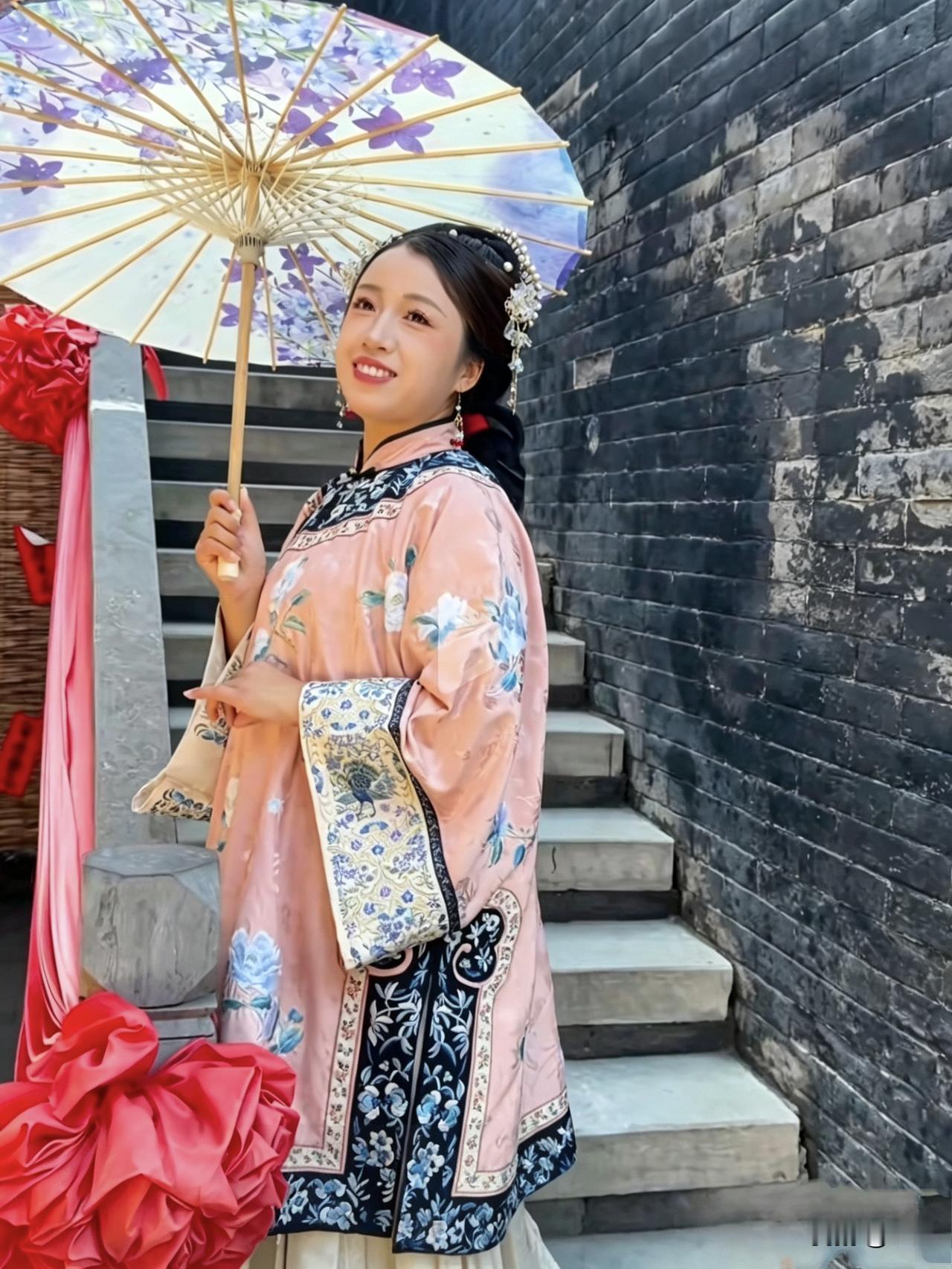 小婷婷的气质真好，这一组古装造型拍得好美，尽显富家少奶奶的温婉与端庄，举手投足间