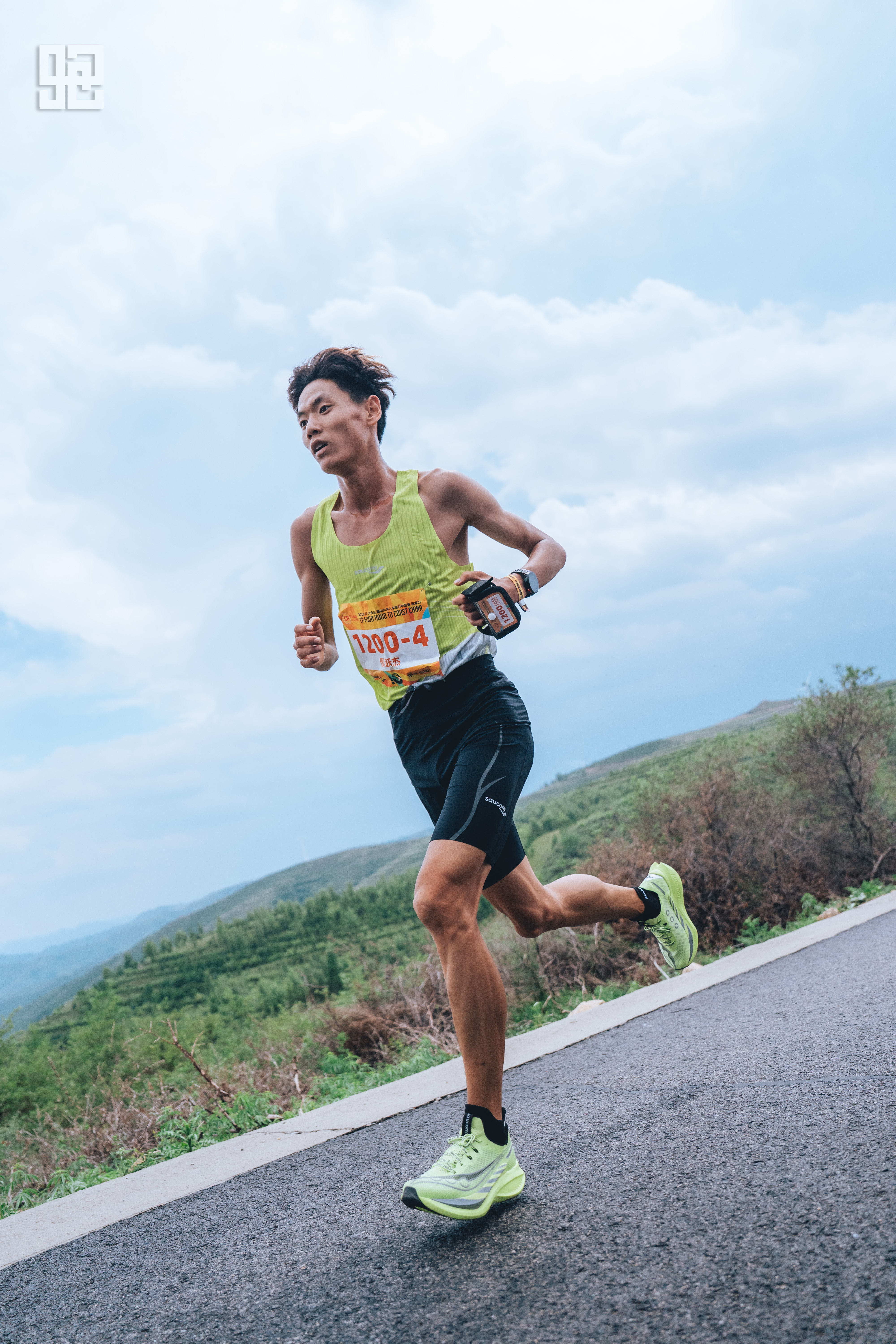 赛时进行中，杨定宏领衔的啡鹏队处于首位98跑越山向海 张家口