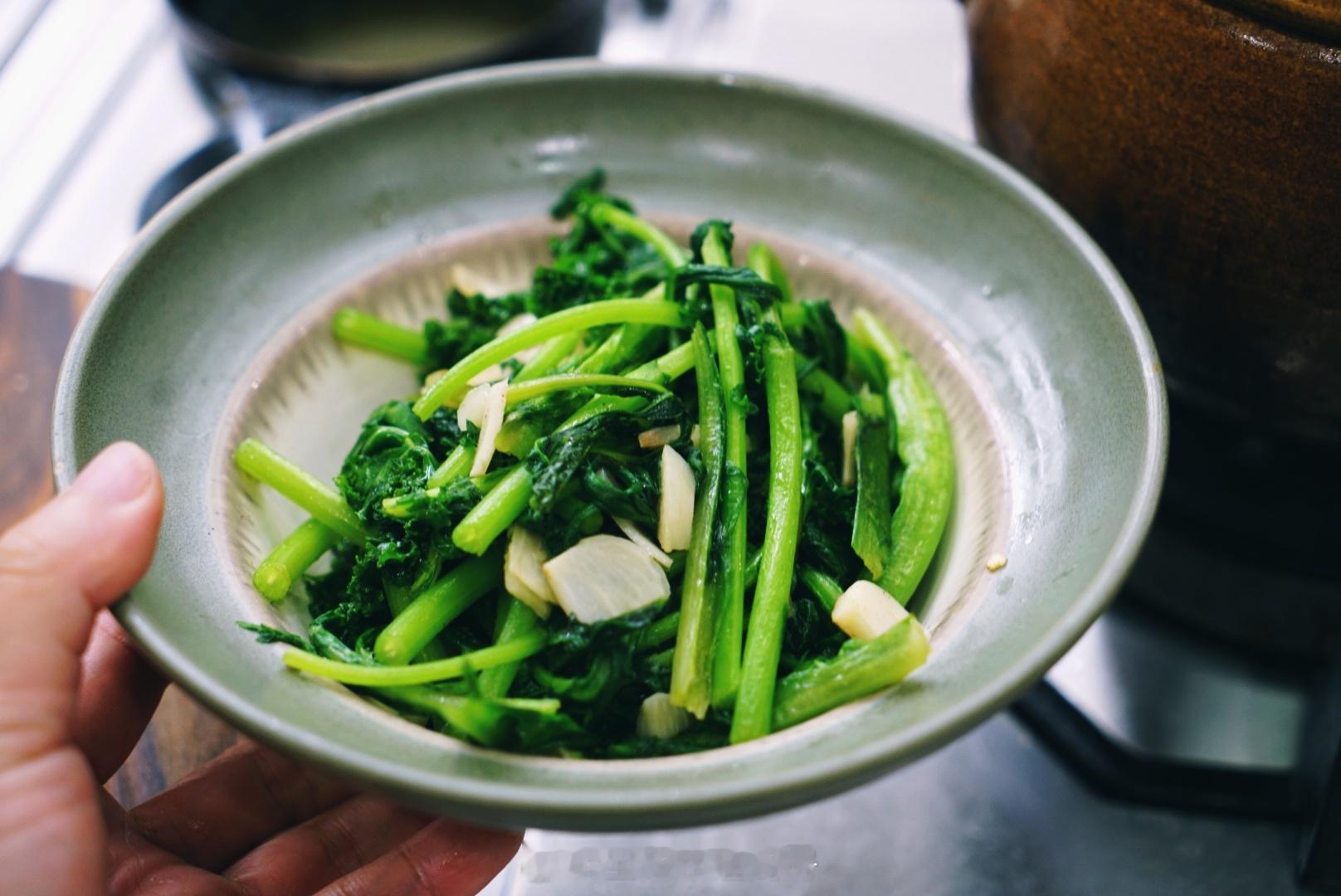 🍚花胶鸡汤藤椒牛蛙炒杂菜凉拌莴笋片 