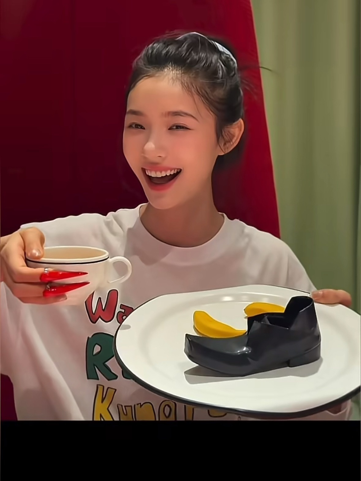 林允瘦到认不出说实话刚刷到林允那个vlog截图真的愣了一下……这哪是瘦，这纯纯是