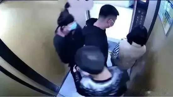 湖北荆州男子姜某、高某、周某、关某(女)，三男一女在某宾馆开房打牌。结束后，关以