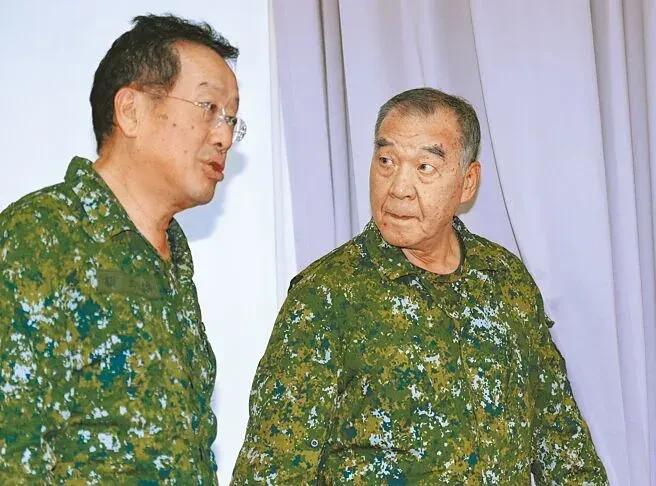 这段时间以来，台湾岛内一直在盛传，左边这位在5月20号以后将接替右边这位邱国正，