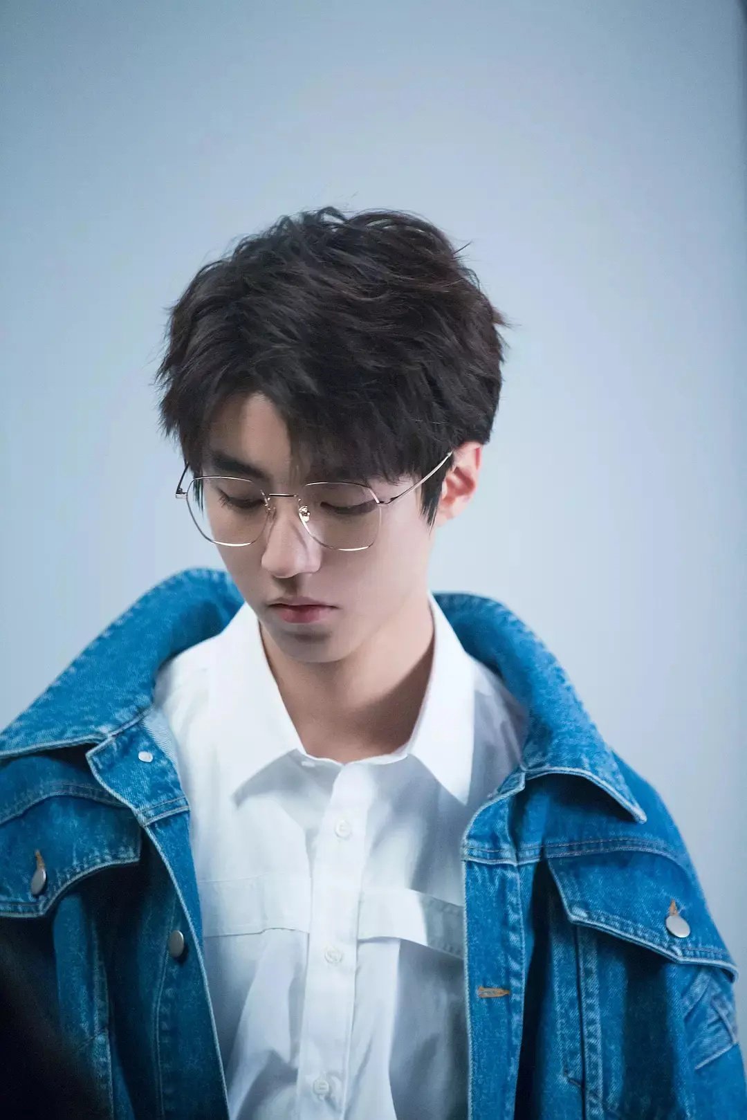 王俊凯还在穿6年前的衣服 从中餐厅的工作日常到如今的随意亮相，这件T恤跟着小凯走