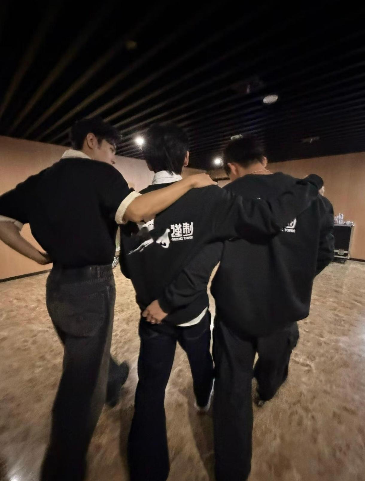 随便抓拍的背影也好帅！！！