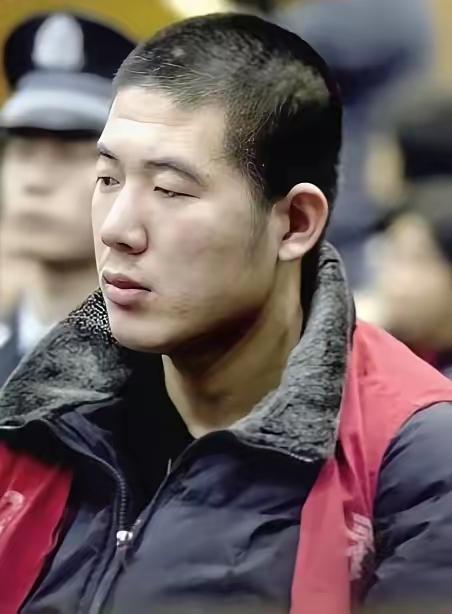 2006年退伍军人摆摊谋生，意外持刀将城管刺死被判处死刑，在法庭上，他辩护律师的