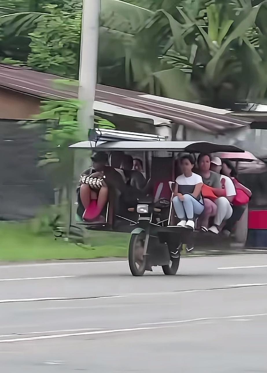 请说实话，不要骗人，
如果这样的摩托车出现在咱们这里，
一人10块钱的票价，你愿