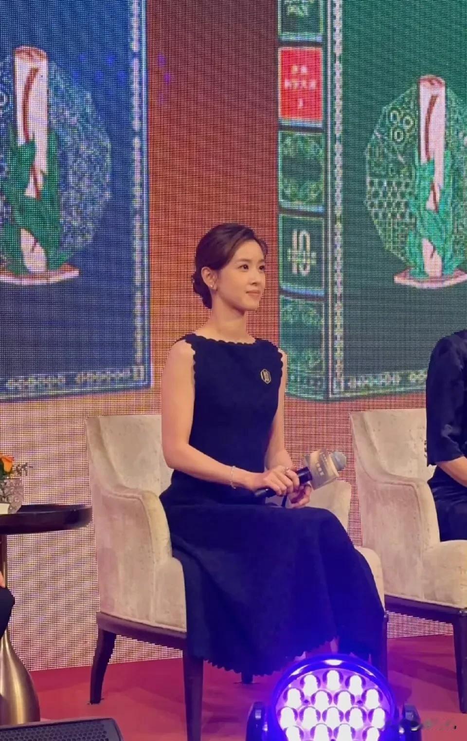 今年发现章泽天的变化好大！
以前是觉得她瘦，穿啥都好看。
现在是觉得她体态好，看