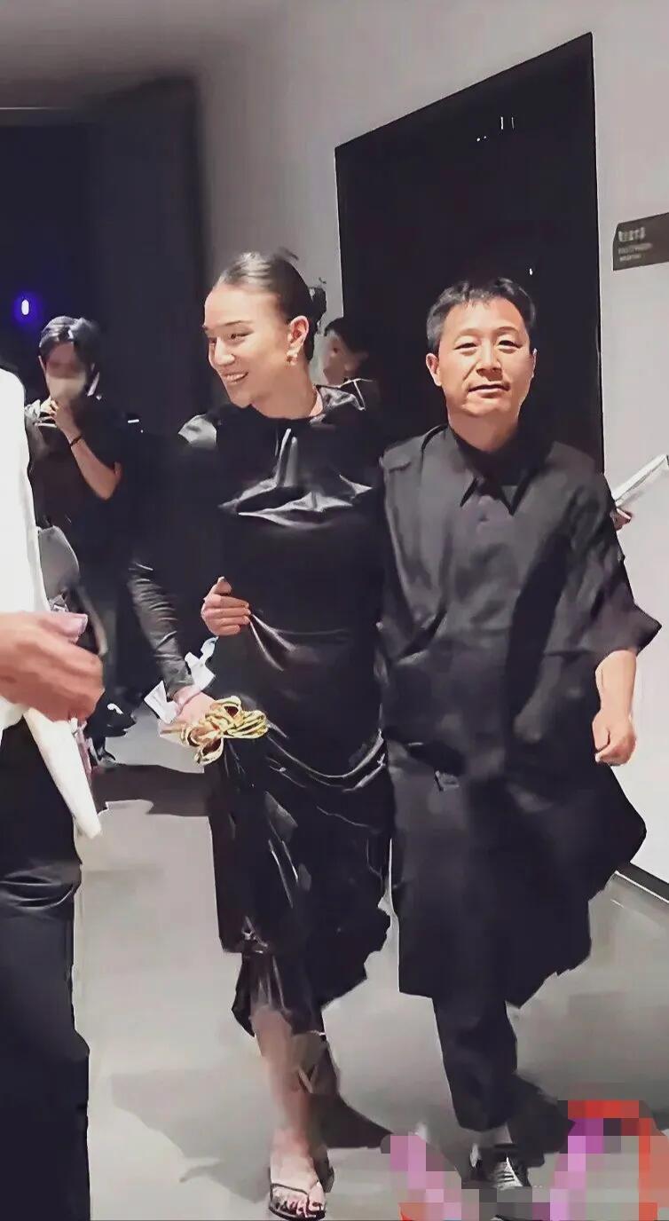 宋佳不愧是实力派的一个女明星，她身形高挑，手上拿着奖杯，一边跟粉丝打招呼，一边开