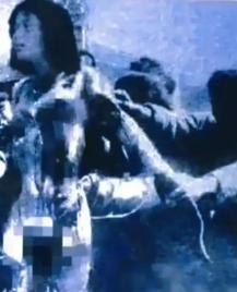 1928年，贺龙的妹妹被押到了刑场，这匪徒扒光她的衣服，把她四肢分开绑在木桩上，