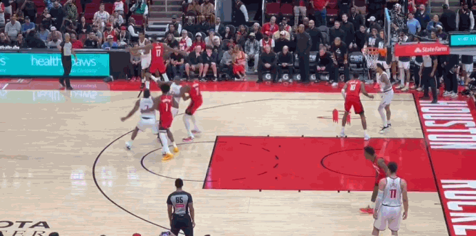 战神卡！伦纳德这记绝杀太硬了！
在今天NBA常规赛快船对阵火箭的第四节比赛最后时