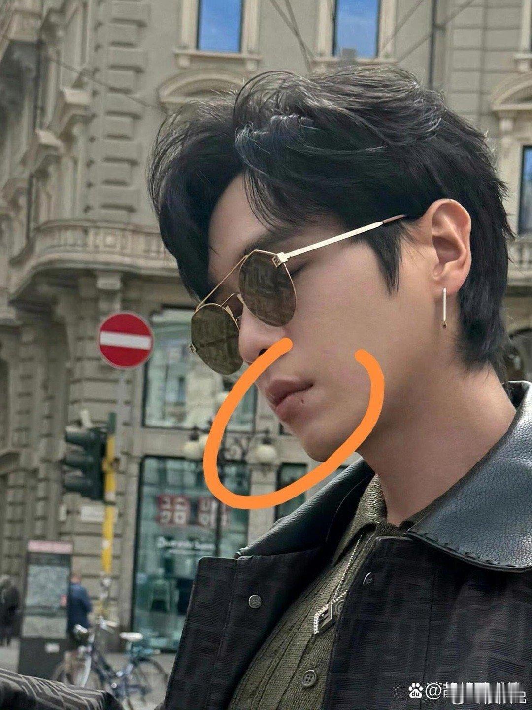 张若昀的生图里，唇钉的痕迹真的很显眼 ​​​