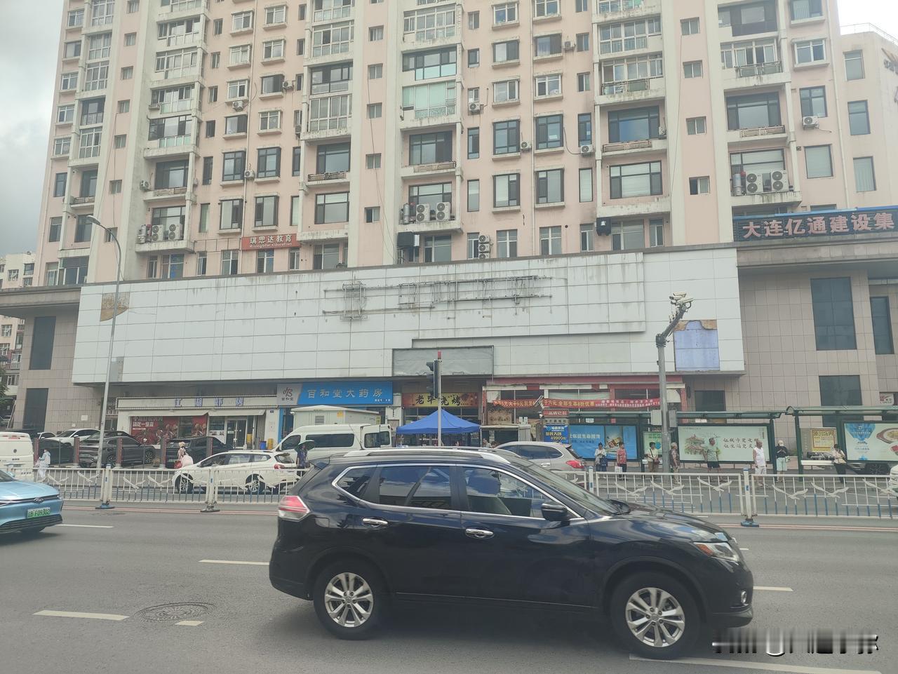 大连长春路新起屯老华润万家旧址盘活！老店空置多年终于迎来新店入驻
 
走在长春路