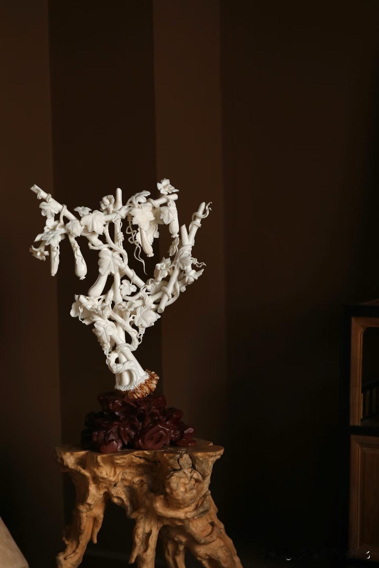 有些作品，不是看一眼就懂，而是越看越有生气。

鹿角为骨，天生的弯转与力量在里；