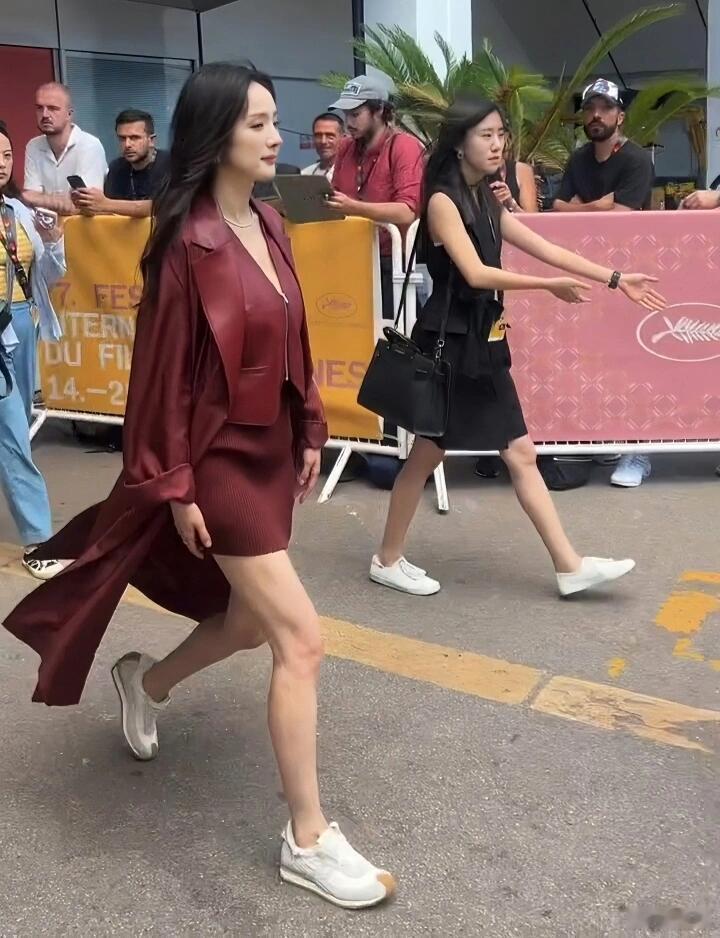 杨幂 💃🏻《酱园弄》戛纳媒体发布会下班，红色系穿搭高级质感 ​​​