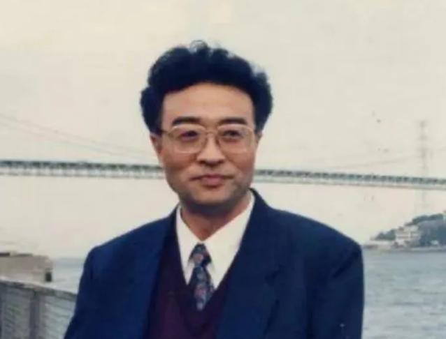 1965年，刘青山被处死13年后，他的大儿子报考清华大学，因家庭背景遭拒。于是，