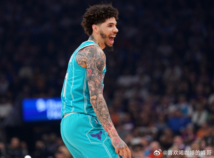 NBA常规赛，黄蜂对阵国王。截至发稿前，黄蜂球星拉梅洛·鲍尔三分球12投6中！至