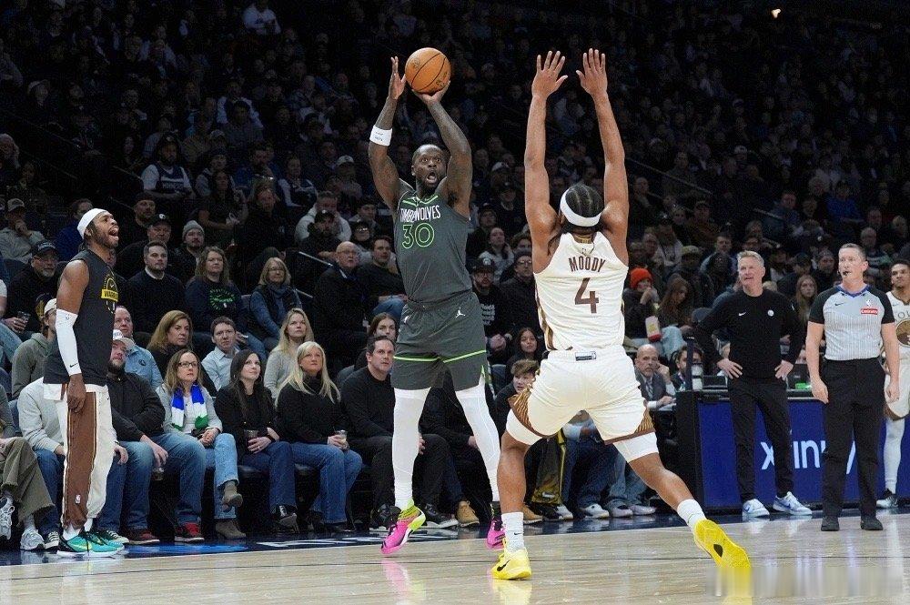 北京时间1月27日，NBA常规赛，勇士客场83-108不敌森林狼。两队迎来背靠背