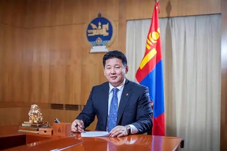 “如果中国不开放领空，我们就请美军驻军。”不少蒙古网民放出这种话，把领空通行、外
