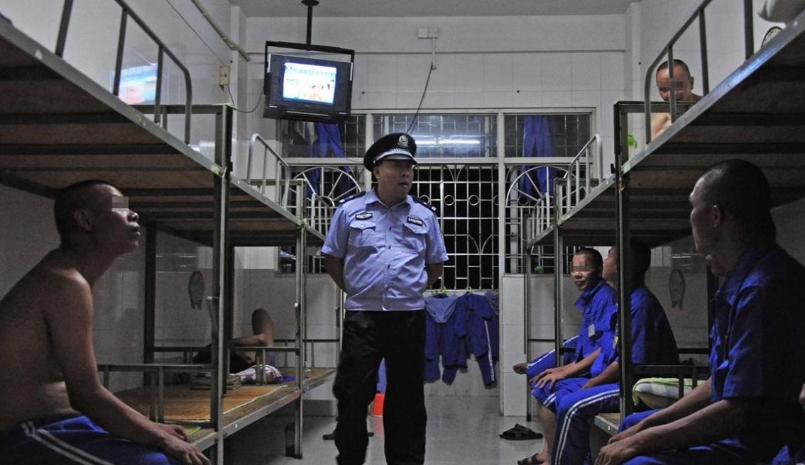 8000 元电脑在宿舍不翼而飞，北京男子报警，民警当场点破熟人作案。民警到现场侦