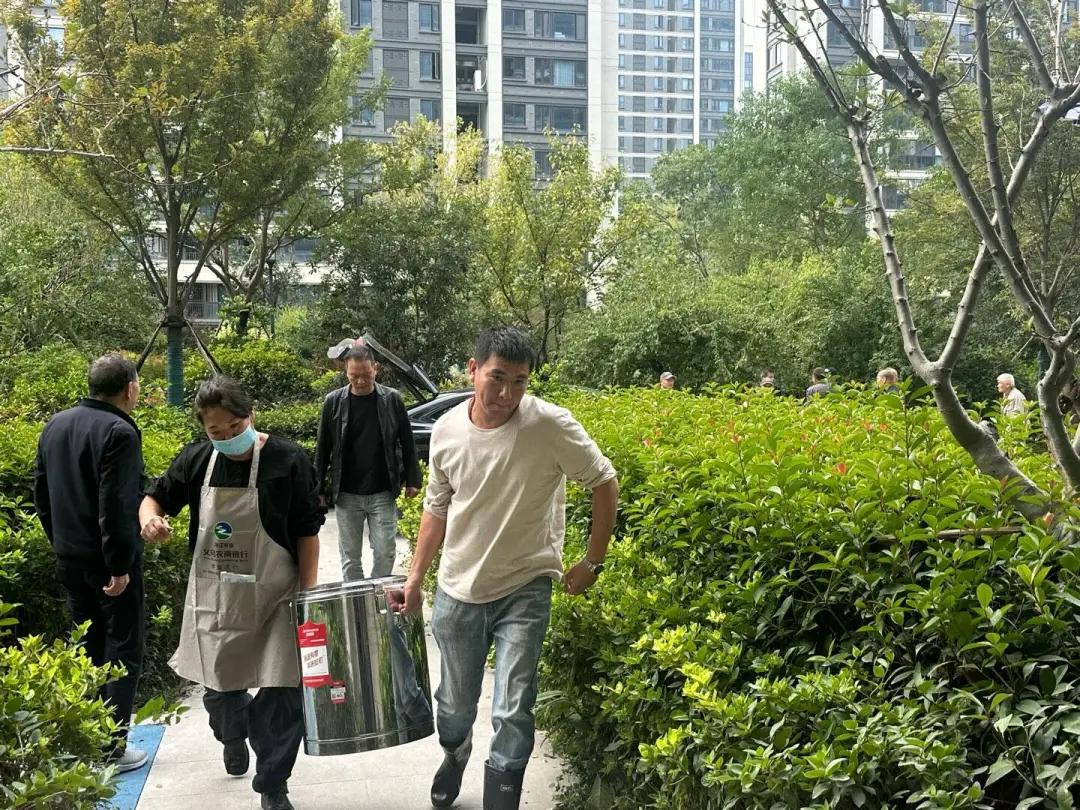 两元能吃啥？有荤有素！义乌“共富食堂”暖心开饭

11月1日，义乌佛堂镇蟠龙社区