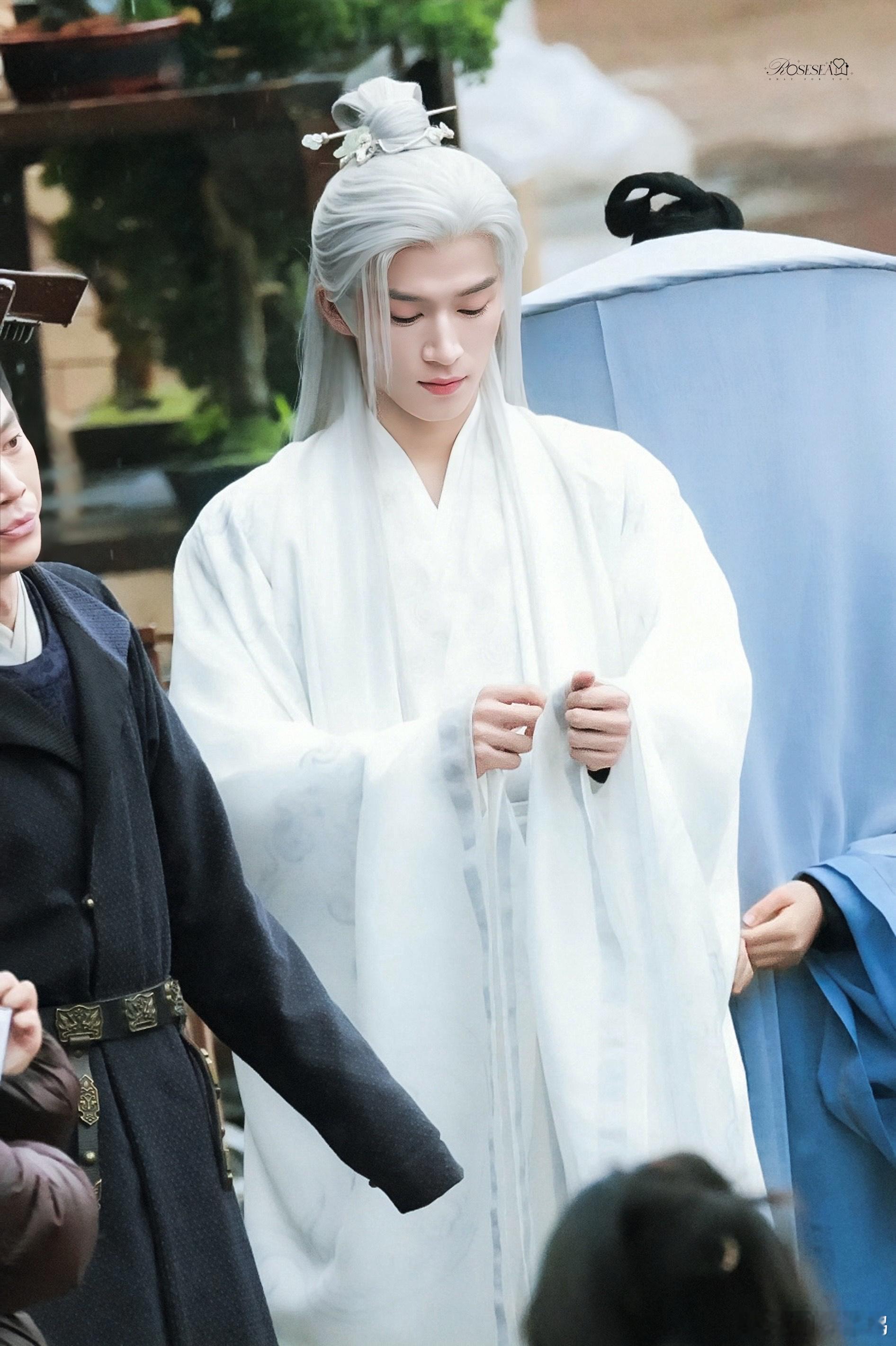 让王星越白发蒙眼的是天才 反复循环采访视频！王星越冷脸神颜配呆萌发言，这反差谁看