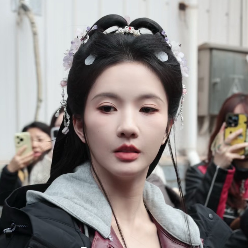 李昀锐刘些宁怼脸生图李昀锐刘些宁归良辰开机生图 归良辰开机 李昀锐刘些宁怼脸生图