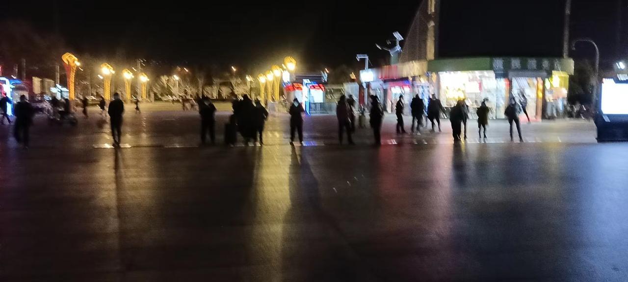 有人问我：“周老师，你觉得人多大年龄结婚合适？”
我掐指算了算，回答道：“女的5