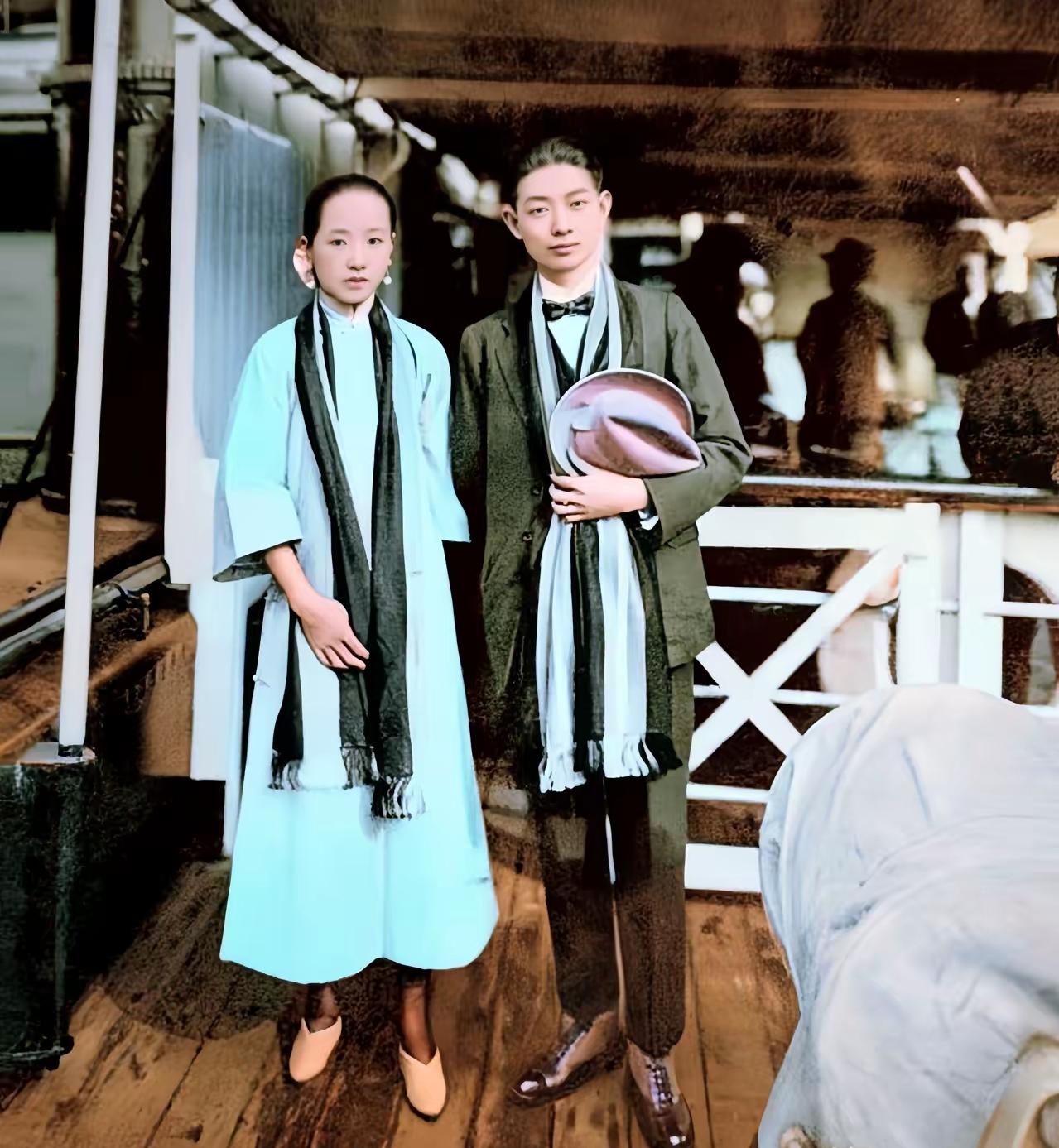 1919年梅兰芳携原配夫人王明华赴日演出时在轮船上留下的一张老照片，彼时梅兰芳2