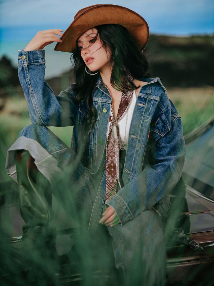 张婧仪有种自由野性的美 张婧仪全新生日写真，丹宁套装化身西部牛仔，雀斑妆配造型，