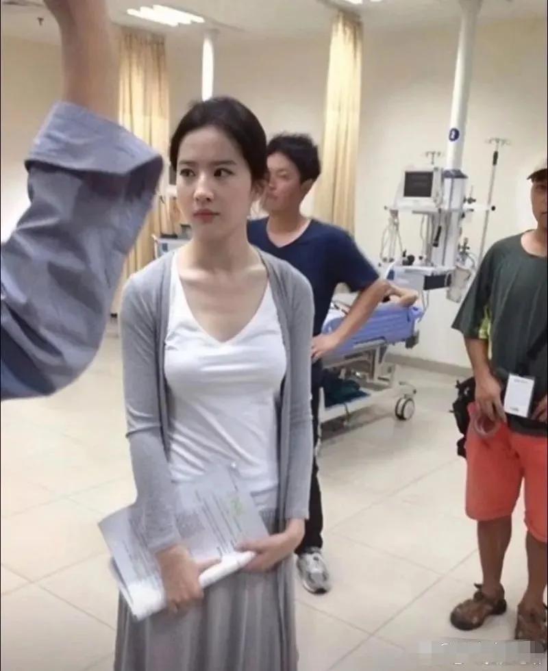 刘亦菲素颜都这么美，这颜值太抗打了，不愧是娱乐圈中的“神仙姐姐”，我一个女的都喜