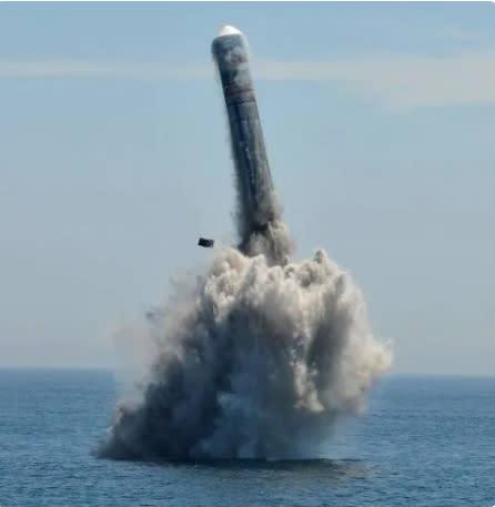 中国海军成功组织潜射战略导弹试射，也不知道日本激动个啥。
收拾日本真的用不上这个
