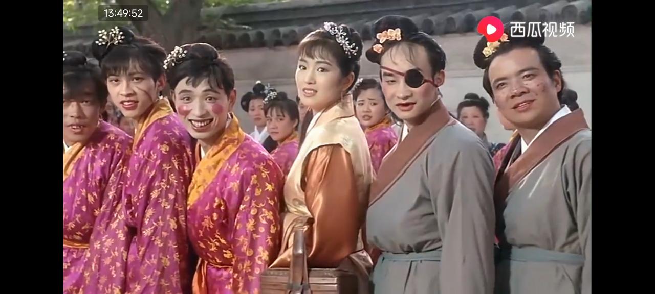 这个印度舞者拥有迷之自信，这是印度人的特点

他也认为自己很帅，经常在MV中摆出