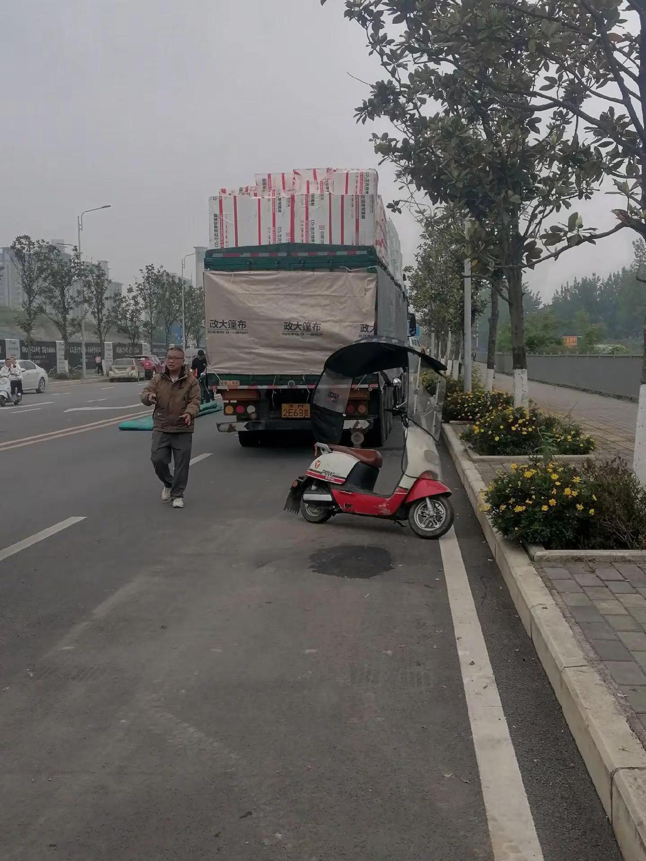 结束忙碌的一天……为了生活都不容易在外闯荡的人  为建设者鼓掌
