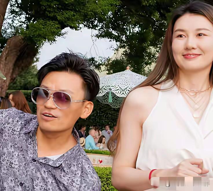 做男人就要学王宝强
穷男人逆袭的榜样
出身农村，穷
只有一米六五，又长得丑
又没