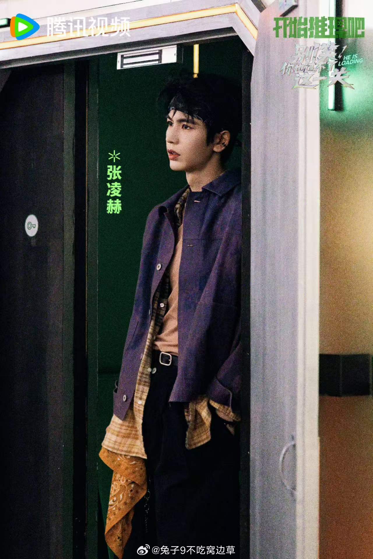 张凌赫边跑边转呼啦圈 边跑边转呼啦圈对张凌赫来说好像完全没难度！个子高还这么协调
